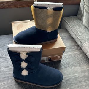Koolaburra by UGG Victoria Short Big Girl size 5 Navy Blue New with Box!
